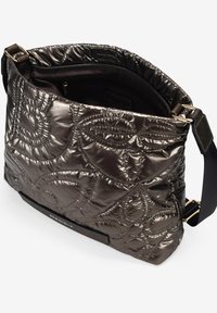 Bolso de hombro acolchado de color marrón metálico con un patrón floral en relieve, que cuenta con un cierre de cremallera y una correa ajustable. Interior forrado en tela negra.