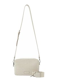 Bolso cruzado beige con estampado de cocodrilo, de forma rectangular, correa ajustable y acentos en metal plateado. Textura lisa.