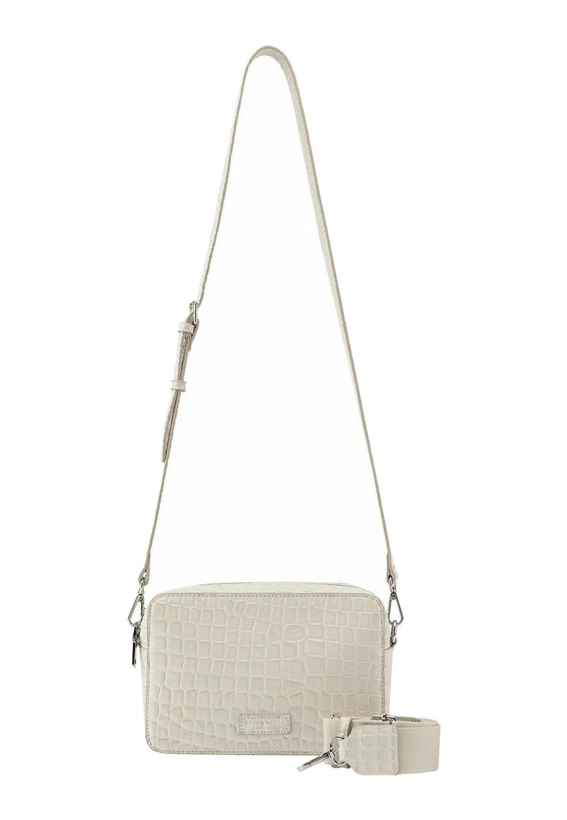 Bolso cruzado beige con estampado de cocodrilo, de forma rectangular, correa ajustable y acentos en metal plateado. Textura lisa.