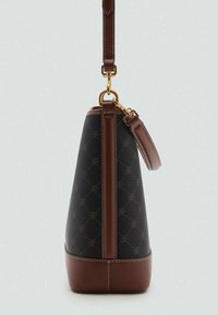 Sac à main en cuir marron avec une forme de pyramide structurée. Il dispose d'un tissu à motifs sombres, de quincaillerie dorée et d'une bandoulière amovible.