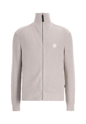Maglione grigio chiaro a coste con colletto alto e zip completa. Presenta un logo discreto sul petto e polsini aderenti.