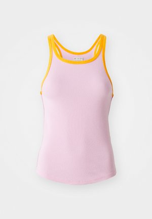 Ružový rebrovaný top bez rukávov so žltým lemovaním, so priliehavým strihom a štýlom s prehodenými ramienkami. Mäkká textúra s jemným elastickým pocitom pre pohodlie.