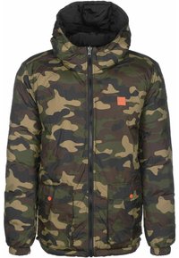 Doudoune à motif camouflage avec capuche, fermeture éclair à l'avant, deux grandes poches à rabat avec boutons-pression, et petit logo carré orange sur la poitrine.