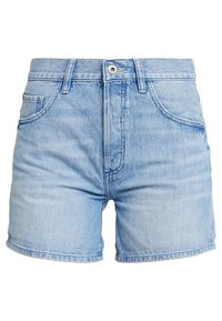 Pantalones cortos de denim azul claro con cierre de botón, trabillas para cinturón, bolsillos delanteros y un ajuste slim.
