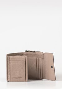 Portafoglio in pelle taupe aperto per mostrare più scomparti per carte, una tasca con zip per monete e una sezione con bottone a pressione su uno sfondo bianco.