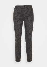 Jeans negros con un estampado de serpiente, diseño ajustado, bolsillos estándar y un cierre de botón en la cintura.