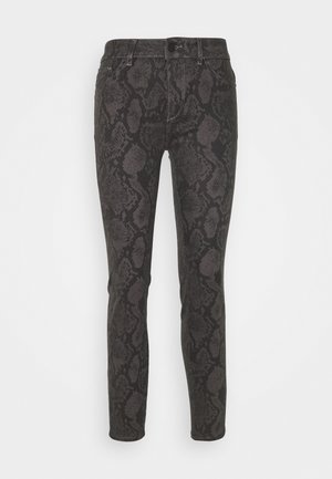 Jeans negros con un estampado de serpiente, diseño ajustado, bolsillos estándar y un cierre de botón en la cintura.