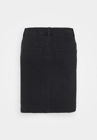 Czarna spódnica z denimu o prostym kroju, z dwoma tylnymi kieszeniami i wykończeniem bez obszycia. Gładka tekstura z minimalnymi detalami metalowymi.