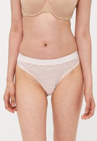 Lace bikini undertøy i lys rosa med en glatt elastisk midjebånd. Har blomster mønstre over hele lace-materialet.