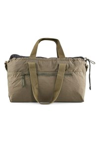 Bolsa de deporte de tela en verde oliva con dos asas resistentes, bolsillo frontal con cremallera, cierre de cordón y superficie texturizada.