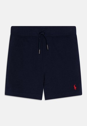 Short bleu marine avec taille à cordon et petit logo rouge brodé sur la partie inférieure droite de la jambe.