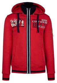 Rode zip-up hoodie met marineblauwe accenten, voorzien van een trekkoordcapuchon, voorzakken en gedrukte graphics op de borst en mouwen.