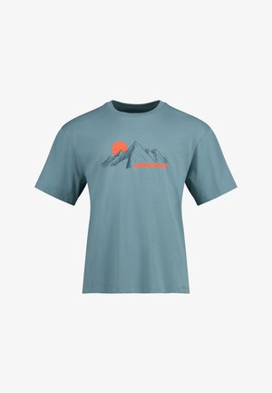 Vaaleansininen lyhythihainen t-paita, joka on valmistettu puuvillasta ja jossa on vuoristovaihe ja punainen auringon kuva, jonka alla on "ROSSIGNOL"-teksti.