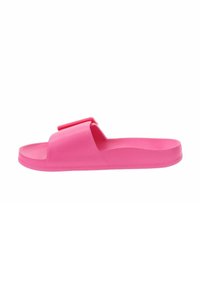 Sandalia de deslizamiento rosa hecha de goma, con suela plana, diseño de punta abierta y una correa elevada en la parte superior para un ajuste seguro.