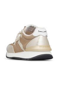 Sneaker beige e oro metallico con pelle testurizzata, dettagli bianchi, lacci piatti e suola in gomma nera; presenta il logo sul tallone.