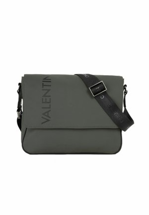 Sac bandoulière vert olive Valentino avec sangle noire ajustable et fermeture à rabat, arborant le logo vertical Valentino à l'avant.