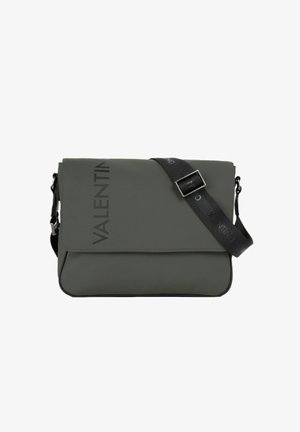 Sac bandoulière vert olive Valentino avec sangle noire ajustable et fermeture à rabat, arborant le logo vertical Valentino à l'avant.