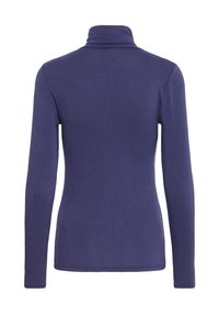 Maglione a maniche lunghe, aderente, color viola, visto da dietro su uno sfondo bianco.