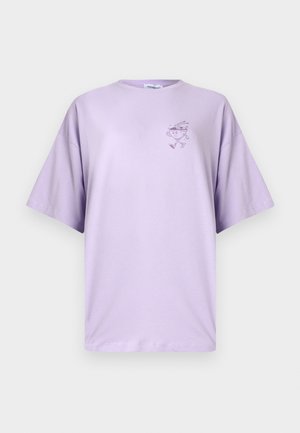 Μπλουζάκι σε λιλά αποχρώσεις, σε μεγάλο μέγεθος, με μικρό γραφικό χαρακτήρα βιβλίου που τρέχει στη αριστερή πλευρά του στήθους, κοντά μανίκια και στρογγυλή λαιμόκοψη.