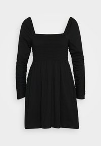 Svart klänning med fyrkantig halsringning, långa ärmar och smockat liv. Tillverkad av mjukt tyg, har den en utsvängd kjol och veckade detaljer.