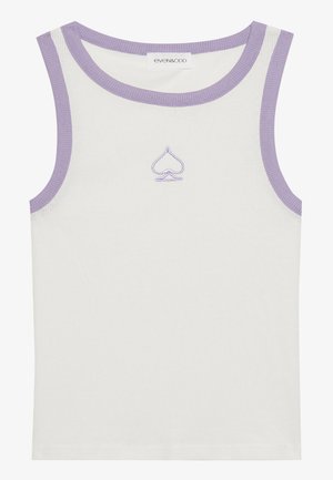 Canotta bianca senza maniche con una texture a coste. Presenta un colletto e rifiniture delle maniche in lavanda, oltre a un design a forma di picchetto ricamato sul davanti.