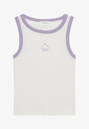 Valkoinen hihaton toppi, jossa on ribbed-kudoksia. Siinä on laventelinvärinen kaula-aukko ja kädentie, sekä brodeerattu pata-kuvio edessä.