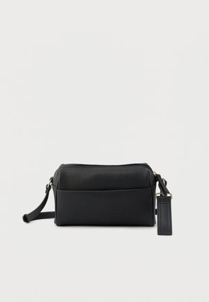 Sac bandoulière rectangulaire noir avec poche avant, fermeture éclair, et bandoulière réglable avec une étiquette en cuir assortie.