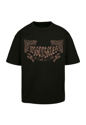 Zwarte katoenen T-shirt met grote bruine decoratieve tekst en paisleypatronen, met een ronde hals en korte mouwen.