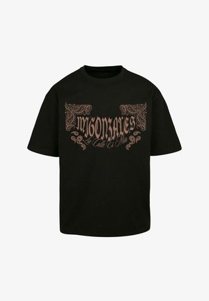 Zwarte katoenen T-shirt met grote bruine decoratieve tekst en paisleypatronen, met een ronde hals en korte mouwen.
