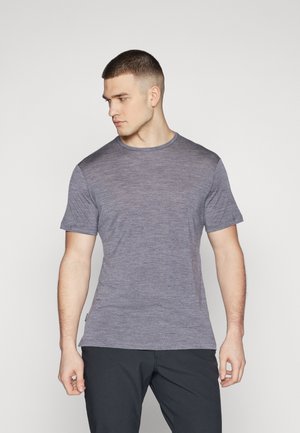 Grijze t-shirt met korte mouwen in een lichtgewicht, gestructureerde stof met een ronde halslijn en een subtiel gemêleerd patroon. Fitted ontwerp.