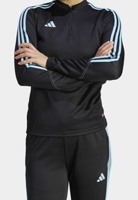 Schwarzes sportliches Oberteil mit hohem Kragen, langen Ärmeln und hellblauen Streifen an den Ärmeln. Verfügt über einen Reißverschluss am Hals und ein schlankes Design.