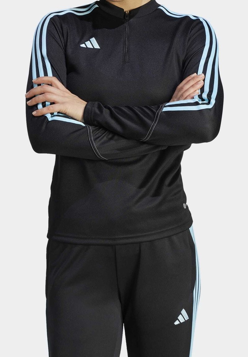 Schwarzes sportliches Oberteil mit hohem Kragen, langen Ärmeln und hellblauen Streifen an den Ärmeln. Verfügt über einen Reißverschluss am Hals und ein schlankes Design.