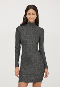 Czarna, dopasowana sukienka z długim rękawem, z wysokim ko�łnierzem i błyszczącą teksturą. Model bodycon sięga do połowy uda, nie ma widocznych wzorów ani akcentów.