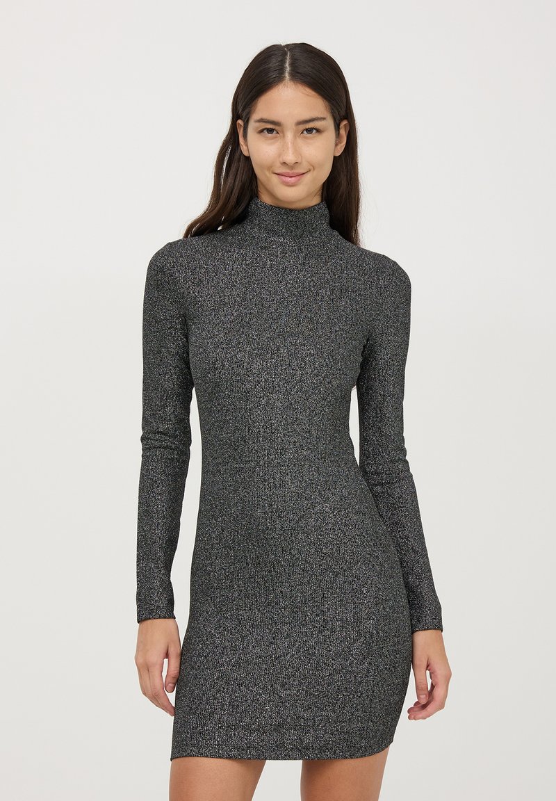 Czarna, dopasowana sukienka z długim rękawem, z wysokim kołnierzem i błyszczącą teksturą. Model bodycon sięga do połowy uda, nie ma widocznych wzorów ani akcentów.