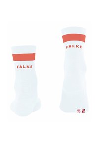 Chaussettes blanches mi-mollet avec des accents et des rayures rouges. Le nom de la marque "FALKE" est imprimé en rouge sur le côté. Texture douce, forme typique de chaussette.