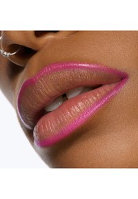 Lèvres roses brillantes avec un effet dégradé ; la couleur des lèvres centrales plus claire transitionne vers un contour rose plus foncé. Texture lisse avec un léger éclat.