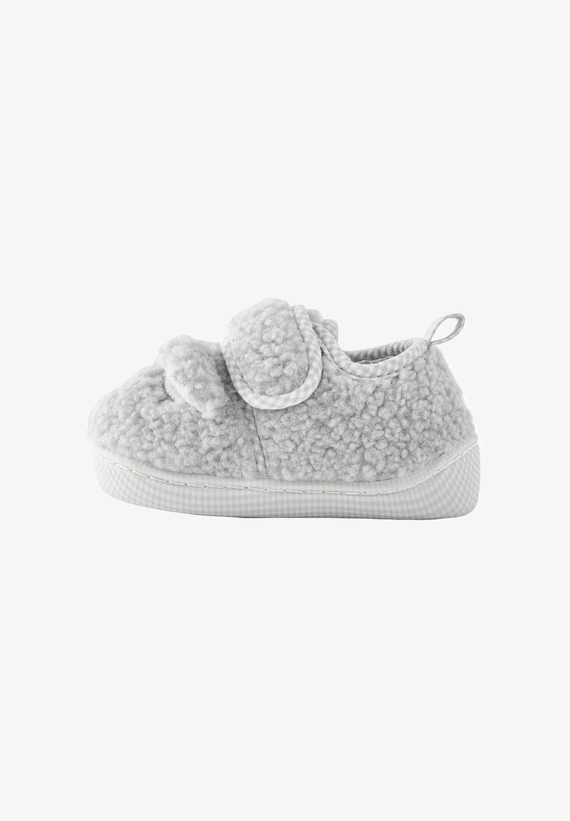Pantofole in pile grigio con una parte superiore morbida e testurizzata, dotate di una fascia in Velcro e di un motivo a quadri sulla suola in gomma.