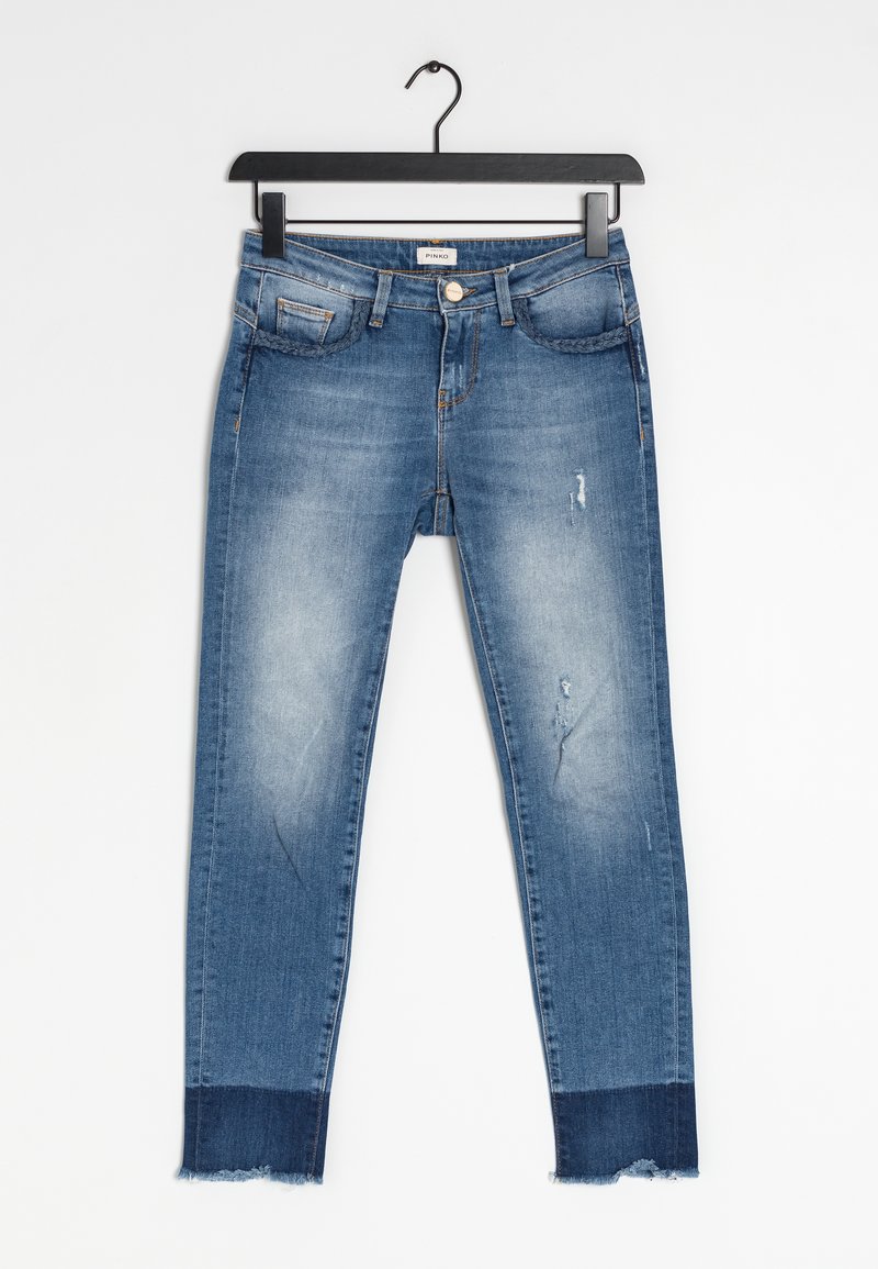 Štíhlé modré džíny z denimu se světlejšími místy, trhlinami a roztrhaným lemem. Obsahují klasické kapsy a kovové zapínání na knoflík v pase.