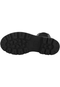 Suela de bota de goma negra con un patrón de tracción robusto, que presenta surcos profundos y un diseño reforzado para agarre y durabilidad.