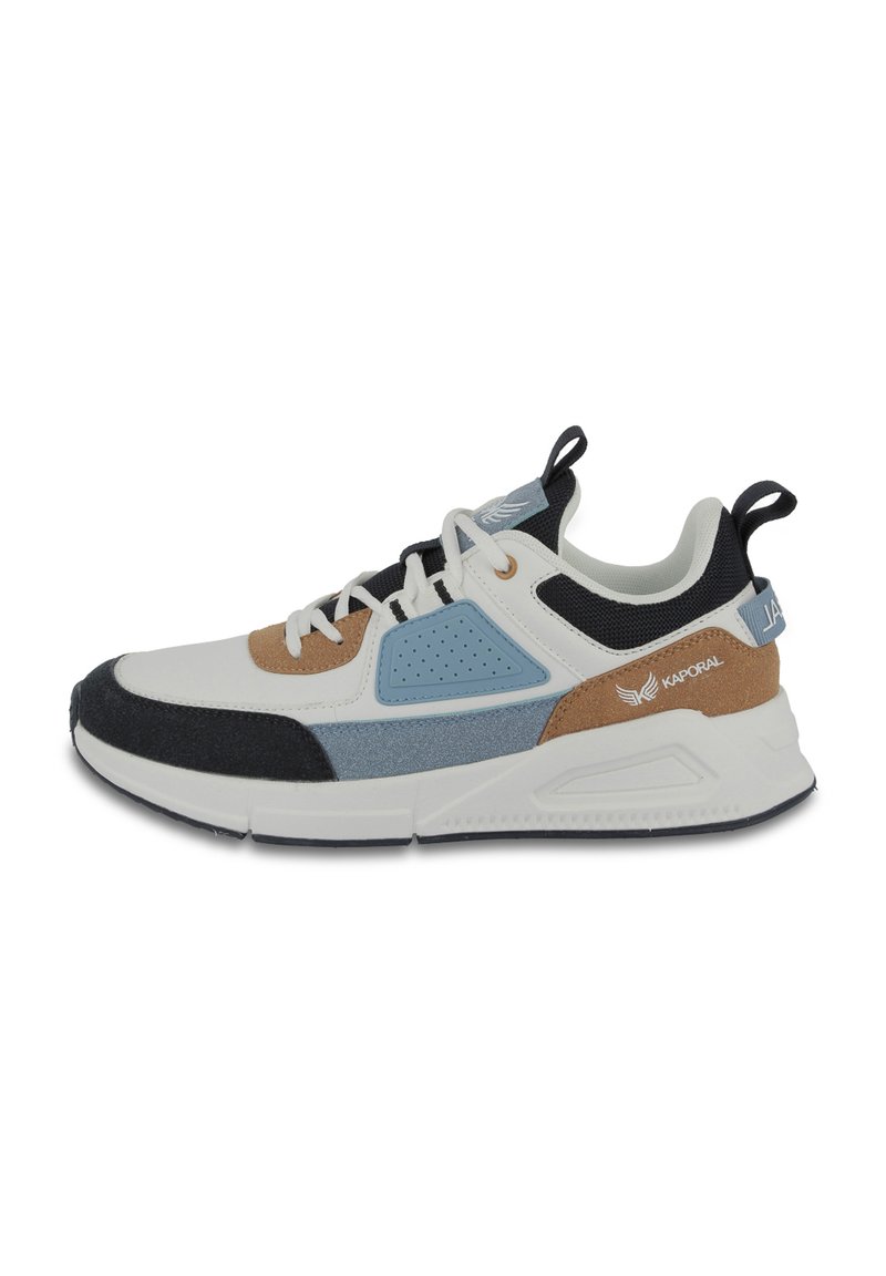 Sneaker bianche e nere con accenti blu, marroni e grigi. Presentano un materiale testurizzato, dettagli perforati e una suola imbottita.