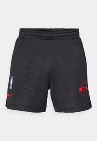 Sorte mesh basketball shorts med elastisk linning, med rød "BULLS" logo og NBA-patch på venstre side.