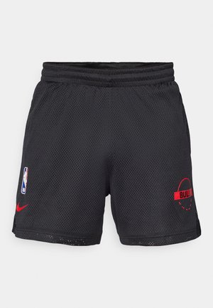 Svarta mesh basketshorts med elastisk midja, med röd "BULLS" logotyp och NBA-märke på vänster sida.