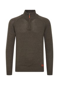 Oliwkowo zielony dzianinowy sweter z półgolfem, zapinany na półzamek, z prążkowanymi mankietami i dołem. Na dole ma małą skórzaną naszywkę z logo.