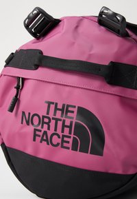 The North Face BASE CAMP DUFFEL S UNISEX - Reisetasche - cyber berry/black