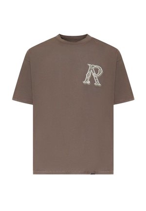 Maglietta marrone a maniche corte con scollo tondo e stemma decorativo con la lettera "R" sul petto sinistro.