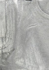 Stříbrná metalická tkanina s jemným leskem a vzorem herringbone, s hladkou texturou a detaily kapsy.