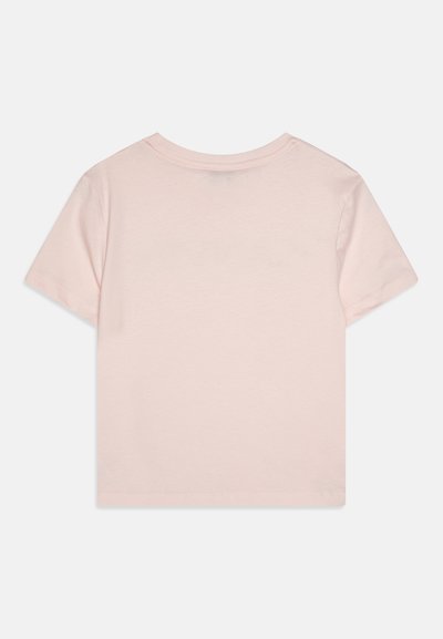 Camiseta de manga corta en color rosa claro de algodón. Diseño sencillo con cuello redondo y bordes limpios. Sin patrones ni gráficos visibles.
