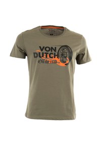 Camiseta de algodón verde oliva con un diseño gráfico en negro y naranja que incluye el texto "VON DUTCH" y una imagen de una rueda. Mangas cortas y escote redondo.