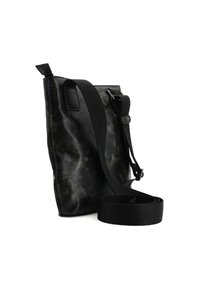 Borsa a spalla nera in ecopelle con un design elegante, tracolla regolabile e superficie texturizzata. Presenta un connettore laterale per la tracolla e hardware minimale.