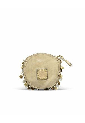 Ronde beige leren muntenportemonnee met goud- en zilverkleurige muntvormige bedeltjes langs de randen en een vierkante gespikkelde logopatch aan de voorkant.